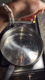 Grasas, carbohidratos y proteínas high quality 🫡

Alrededor de 85g -90g de proteína. 

Pan de masa madre 
Mantequilla
Huevos 
Carne 

Simple y nutritivo 🫶