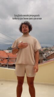 Seis porciones de cereal al día. Y siempre con hambre. ¿Casualidad?

La industria no gana si comes dos huevos con carne y te llenas por seis horas. 

Gana si comes avena, tienes hambre, comes snack, tienes hambre, repites. Te vendieron calorías vacías como salud. 

Te asustaron de la grasa que tu cerebro y tus hormonas necesitan. 

La proteína y la grasa animal no son el enemigo. Son lo que siempre funcionó. 

Comer nutritivo de verdad no depende del presupuesto. Depende de lo que decides escoger.