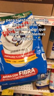 La propaganda es increíble 🥲 

Leche en polvo con azúcar y aceite de carro. 

Por eso es importante conoces de nutrición, porque no te dejas sorprender de cualquier mona vestida de seda. 

Azúcar y aceites vegetales en tu leche. 

Y te preguntarás ¿y qué tiene? 

Bueno, se conoce que estos dos ingredientes son precursores de inflamación. 

Inflamación en todo el cuerpo, en todos los órganos. En este caso al estómago e intestinos. 

Es por eso tu malestar. 💩 

Obvio no pasará nada por alguna vez que lo comas. Pero cuando ingieres e introduces esos ingredientes diarios al cuerpo, ahí sí hay problema. 

Y como  te puedes dar cuenta, una simple leche que en teoría debe ser leche, tiene más ingredientes que sólo leche. 

Entonces el desequilibrio es fácil de alcanzarlo. Porque de esos hay muchos. 

Solución ✅

La más clara es dejar de tomar leche. 

Por otro lado puedes suplementarte con cápsulas de omega 3 para combatir la inflamación 🤝

Disclaimer: no es publicidad, sólo mi pov. 

#bienestar #salud #nutricion #saludable