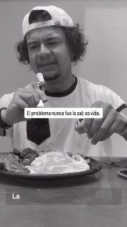 La sal no es el problema. Nunca lo fue.

El cuerpo necesita sal para todo. Digestión, nervios, músculos, hidratación celular. La sangre tiene sal. Los intestinos funcionan con sal. Es vida, literalmente.

El problema es el contexto. Cuando comes ultraprocesados, aceites vegetales, harinas refinadas todo el tiempo, tu cuerpo se inflama. 

Y en ese estado inflamado, todo lo afecta. Incluso la sal. Pero culparle a la sal es conveniente. Desvía la atención de lo que realmente causó el daño.

La sal no te inflamó. Tu estilo de vida lo hizo.

Eso sí, busca una buena sal. Marina, sin antiaglomerantes, sin aditivos innecesarios. Simple. Como todo lo que le metes al cuerpo debería ser.

Escribe SAL en los comentarios y te explico qué está causando la inflamación de verdad.